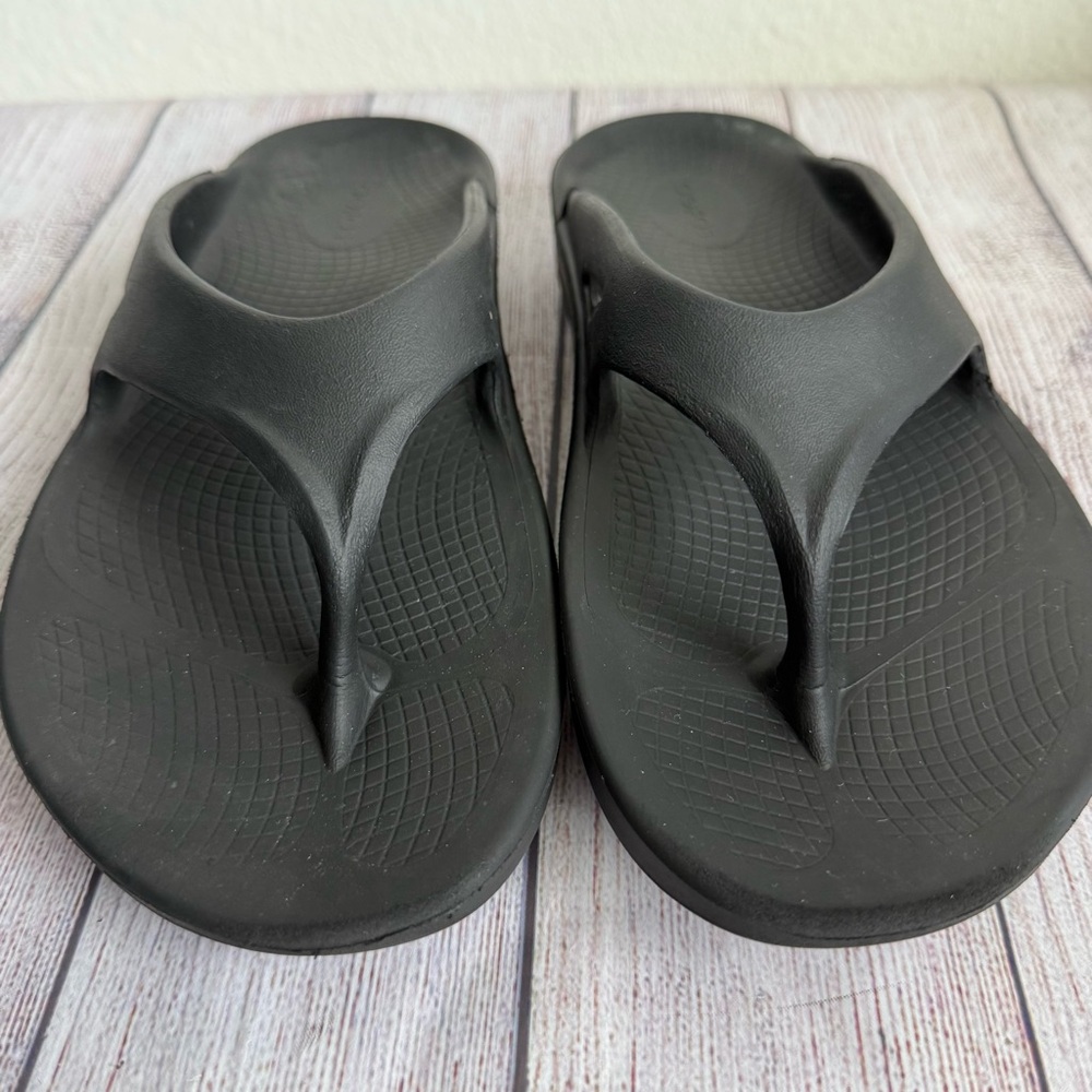 OOFOS Women's OOriginal Black Sandals